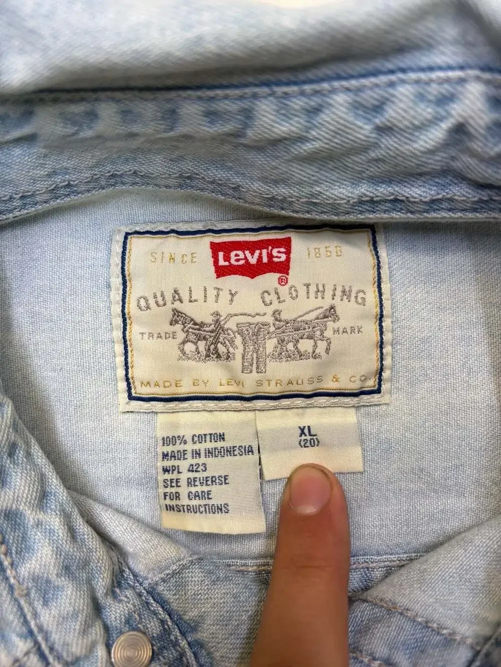 Vintage Levi's Red Tab Light Wash Denim Button Work Shirt Mens XL Metal Buttons